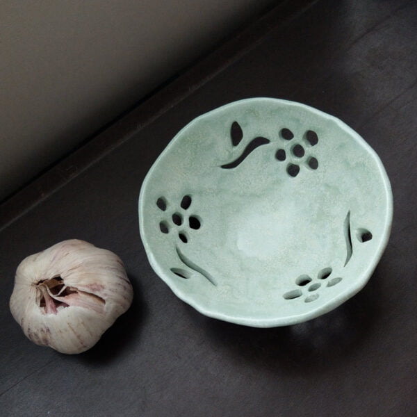 Ażurowa miska ceramiczna Miętowa w kwiaty ręcznie wykonana z gliny