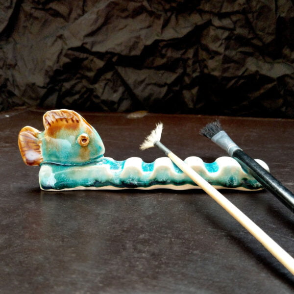 Ceramiczna podstawka pod pędzle z figurką rybki, rękodzieło