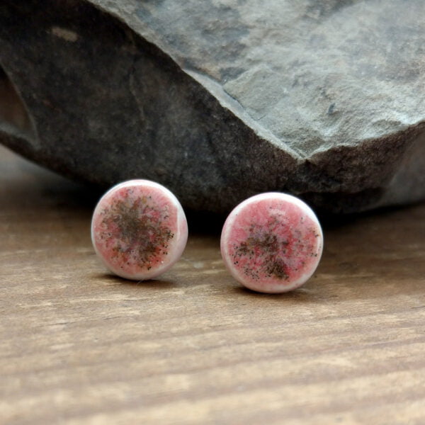 Małe różowe kolczyki z gliny
