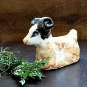 Ceramiczna figurka baranek ręcznie wykonana z gliny