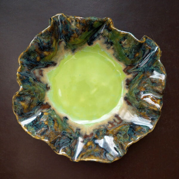 Zielona miska ceramiczna o nieregularnych kształtach