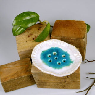 Biało turkusowa mydelniczka ceramiczna ręcznie wykonana z gliny