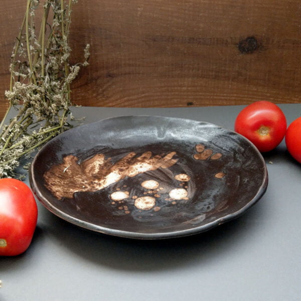 Brązowy talerzyk z gliny ręcznie wykonany