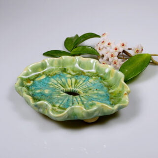 Zielona mydelniczka ceramiczna z odpływem ręcznie wykonana z gliny