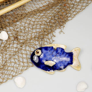 Granatowa rybka w cętki ceramiczna dekoracja