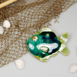 Mała zielona ceramiczna rybka dekoracyjna zawieszka na ścianę