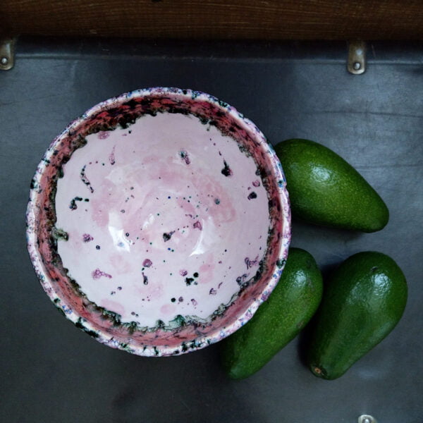 Różowa misa ceramiczna w na owoce