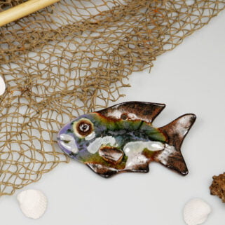 Ozdobna fioletowa rybka ręcznie robiona z gliny
