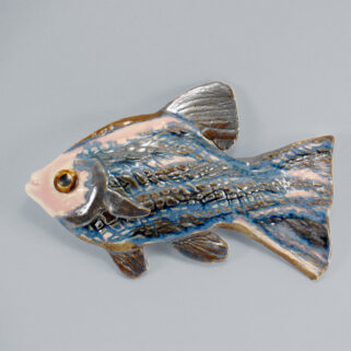 Ryba ceramiczna szaro-niebieska, uformowana ręcznie z gliny zawieszka na ścianę