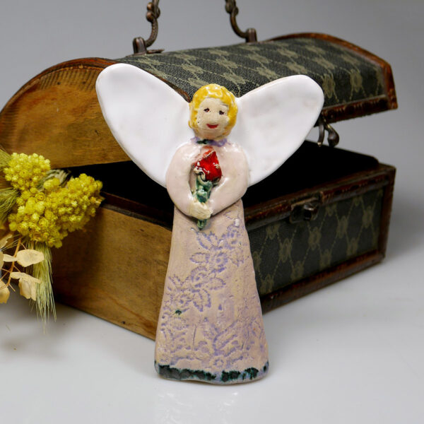Ceramiczny aniołek z kwiatkiem