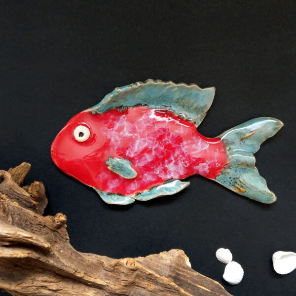 Czerwona rybka zawieszka na ścianę ręcznie wykonana z gliny