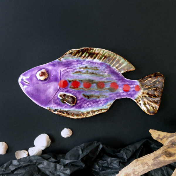 Fioletowa rybka z gliny rękodzieło do zawieszenia na ścianę