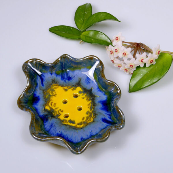 Ceramiczna niebieska mydelniczka z żółtym dnem