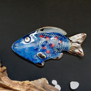 Niebieska ryba w czerwone kropki dekoracja do zawieszenia na ścianę