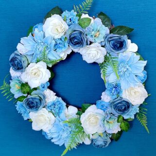 Wianek na ścianę Magia Błękitu wianek kwiatowy w odcieniach niebieskich