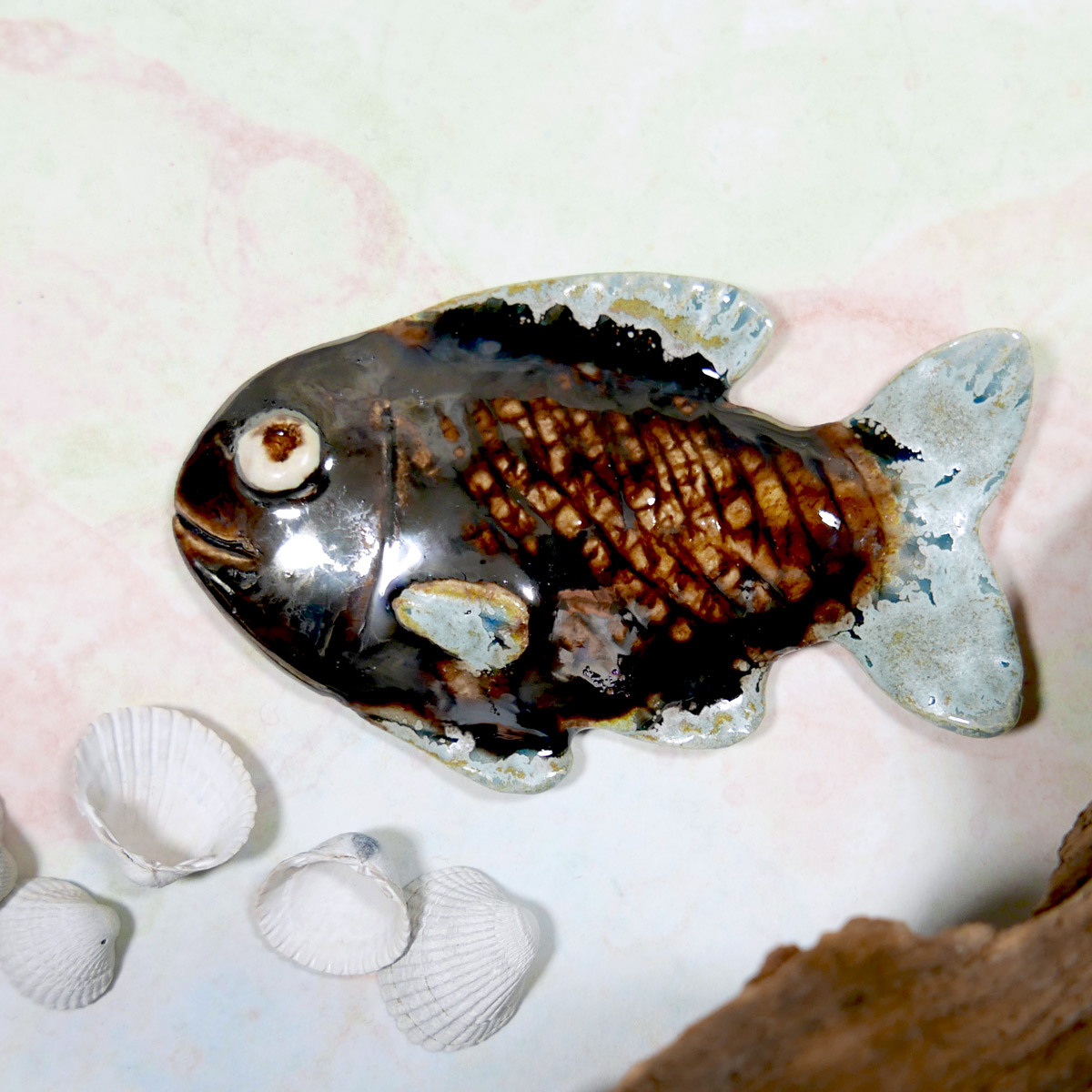 Mała brązowa rybka z ceramiki