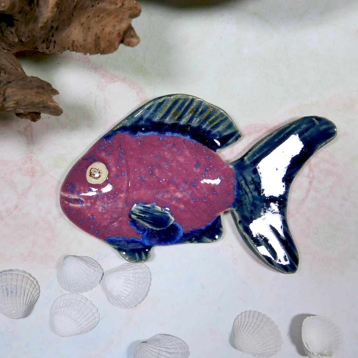 Fioletowa rybka ceramiczna płaskorzeźba