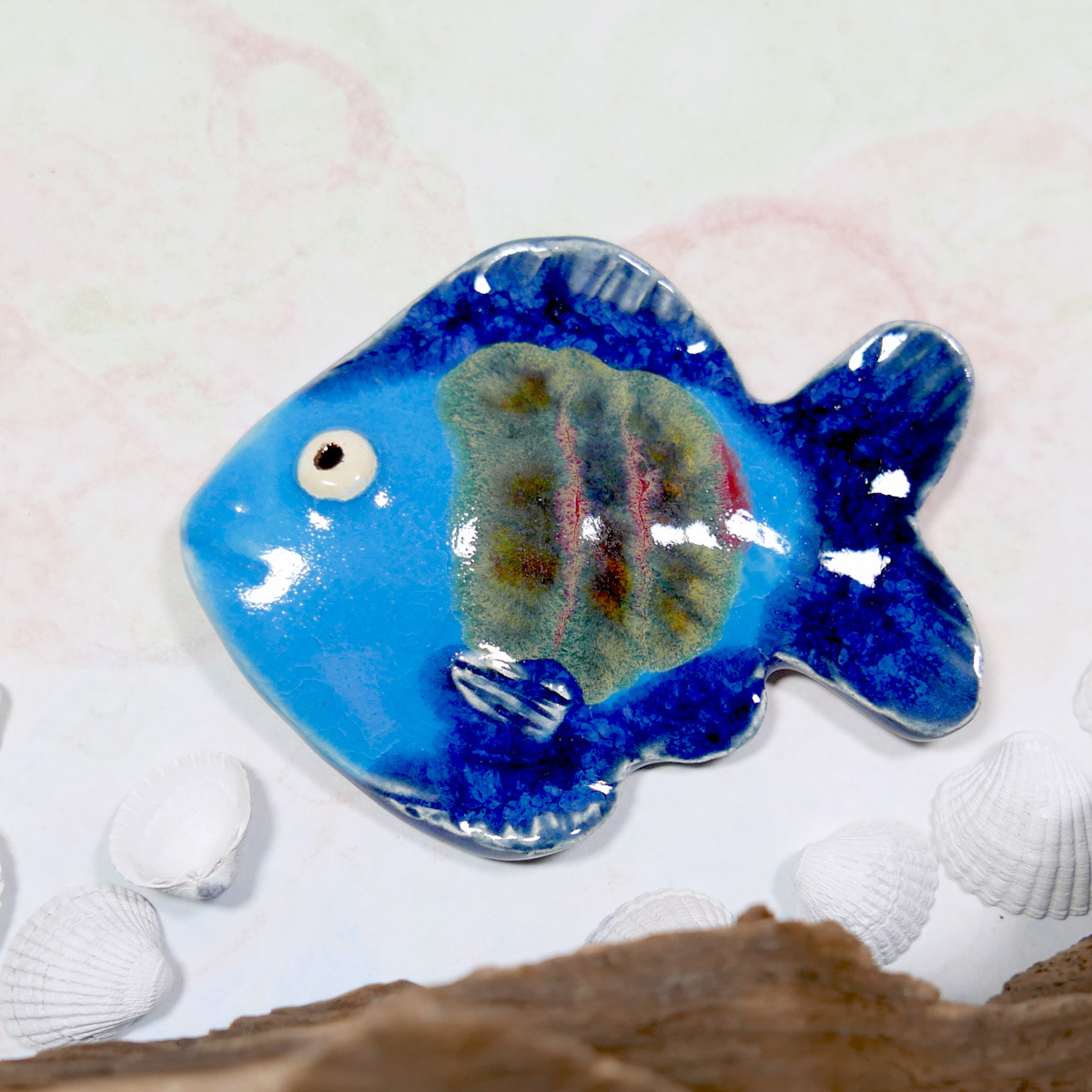 Niebieska rybka ceramiczna w paski