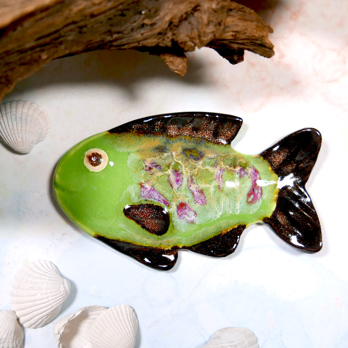 Zielona rybka ceramiczna w cętki, zawieszka na ścianę