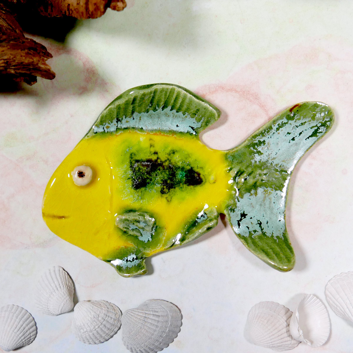 Żółto-zielona rybka ceramiczna