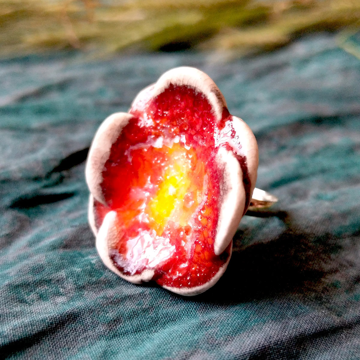 Pierścionek ceramiczny Czerwony Kwiatuszek ręcznie wykonana biżuteria ceramiczna