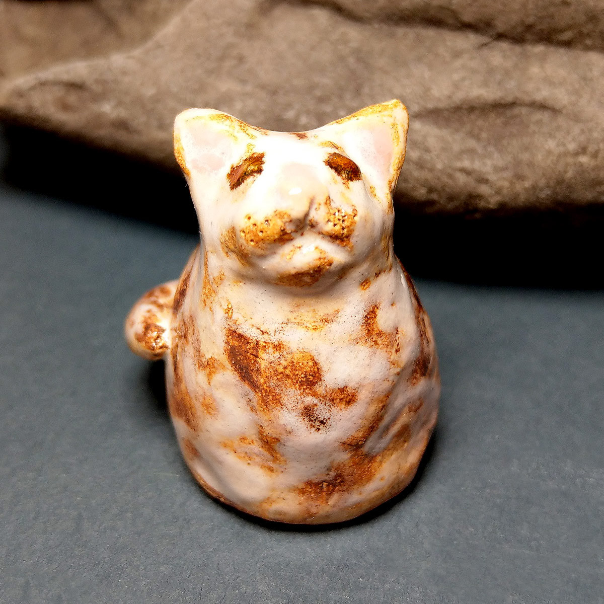 Ceramiczna figurka Bury Kotek ręcznie wykonany z gliny w pracowni Dora Decora