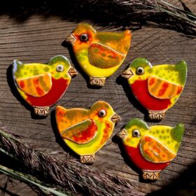 Wielokolorowy ptaszek ceramiczny na magnes