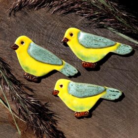 Żółto-zielony ptaszek ceramiczny na lodówkę