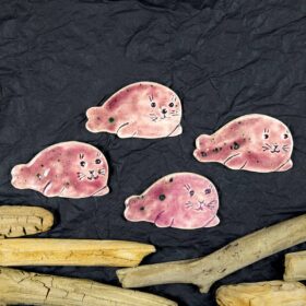 Różowa foka ceramiczna na lodówkę