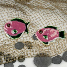 Ciemnoróżowa rybka ceramiczna na lodówkę
