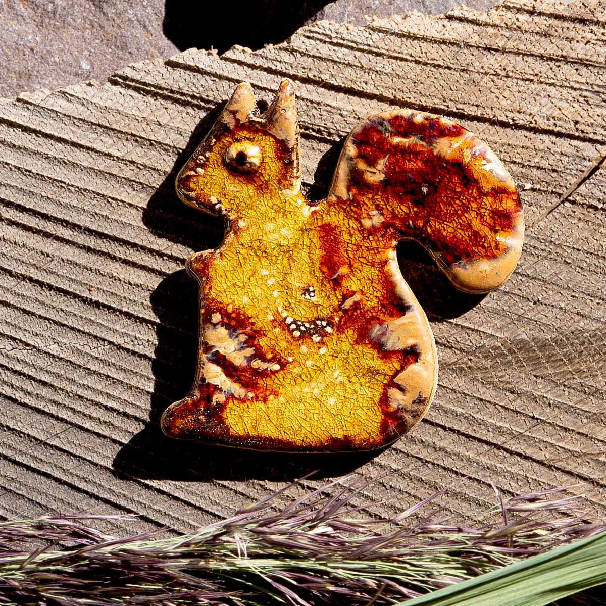 Ruda wiewiórka ceramiczna na magnes