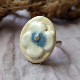 Pierścionek ceramiczny z kwiatkiem