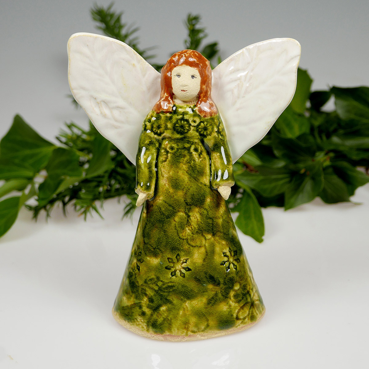 Aniołek rudowłosy figurka ceramiczna
