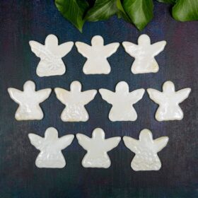 Zestaw 10 sztuk białych aniołków ceramicznych na magnes.