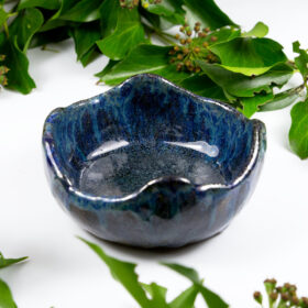 Miseczka ceramiczna Zimna Głębia. Granatowa miseczka i gliny ręcznie robiona.