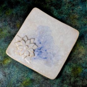 Talerzyk ceramiczny z białym kwiatkiem rękodzieło