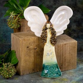 Ceramiczny Anioł Dobrego Życia do zawieszenia na ścianie, rękodzieło