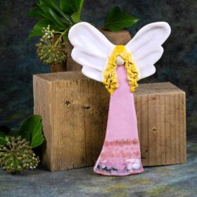 Ceramiczny Anioł Niezmąconej Łagodności. ozdoba ściany, rękodzieło, zawieszka aniołek w różowej szacie