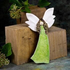Ceramiczny Anioł Nieśmiałej Radości w zielonej sukience, ręcznie wykonana zawieszka na ścianę