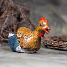 Kurka Zadziorna figurka ceramiczna